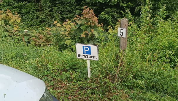 ausgeschilderter Parkplatz für die Ferienwohnung BergSucht ist kostenfrei